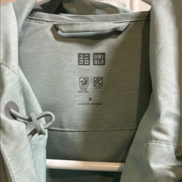 Uniqlo Green Windbreaker with Hood and Elastic Cuffs - Picture 3 of 3